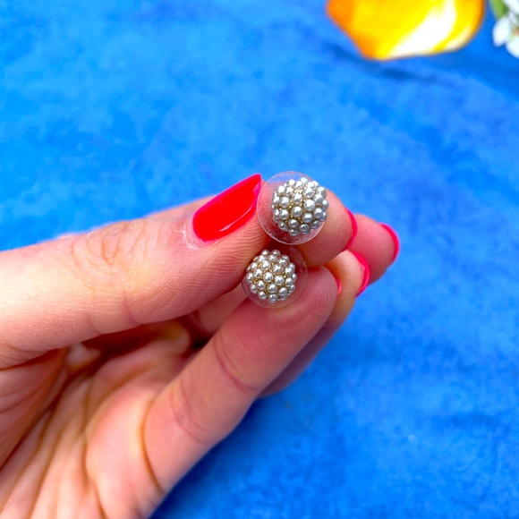 Costume jewelry mini pearl stud earrings - Picture 2 of 2